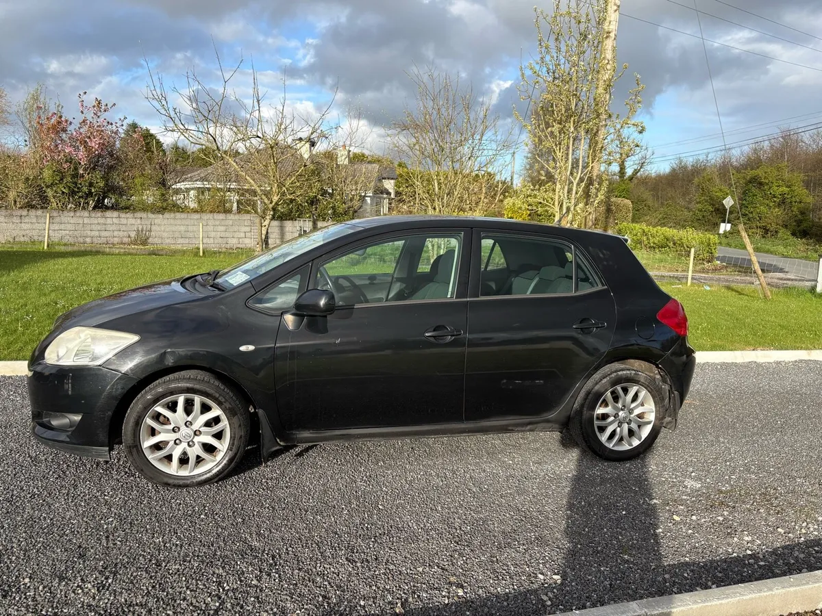 09 Toyota Auris - Image 2
