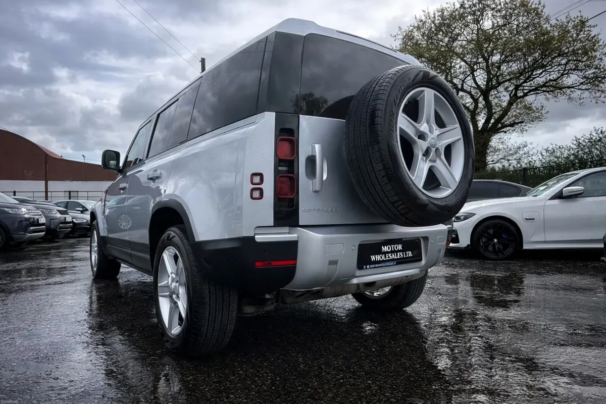 232 Land Rover Defender 3.0D 110 3 Seater commerci - Image 4