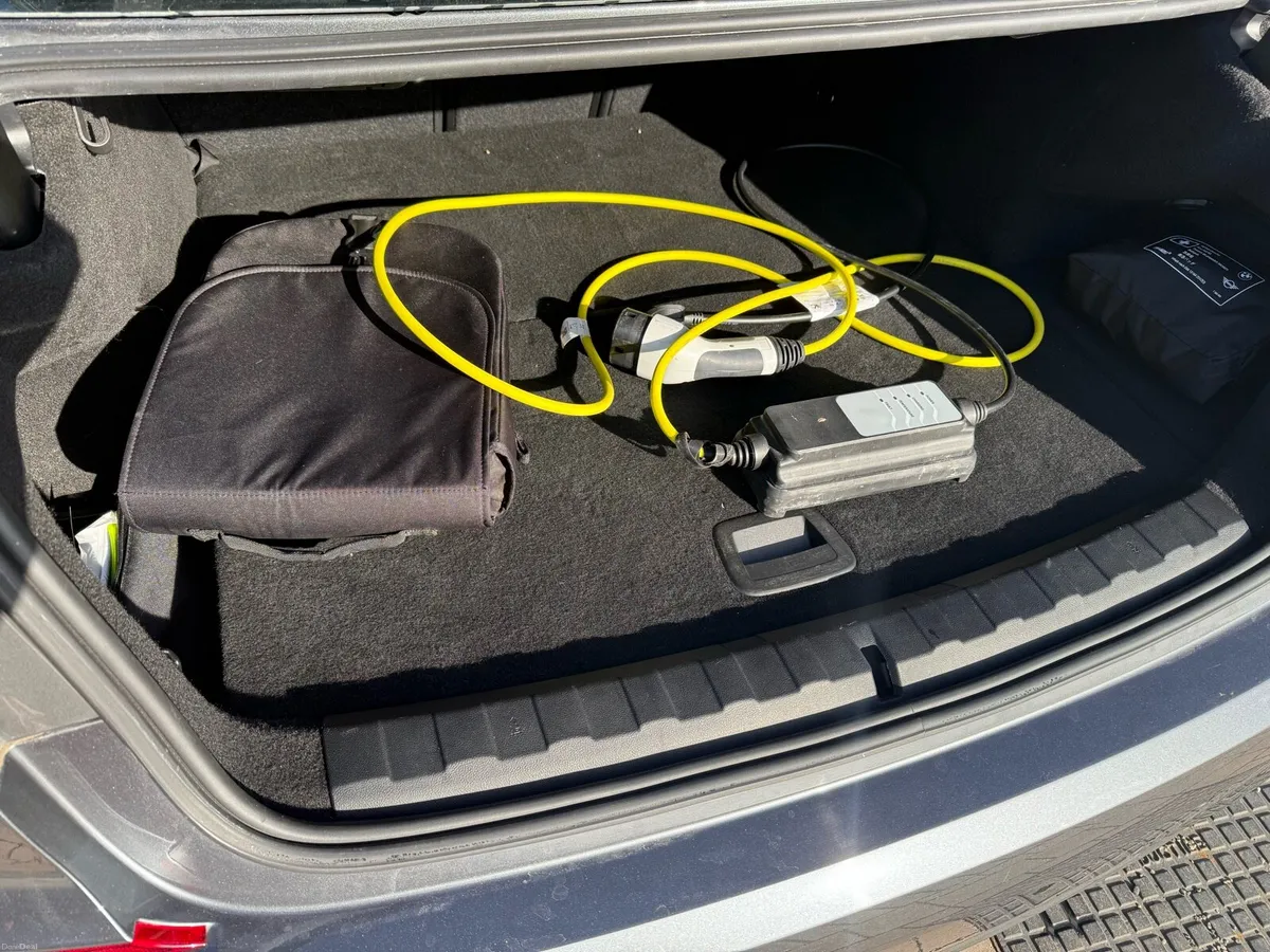 BMW 330e New NCT - 04/28 M Sport Perfect condition - Image 4