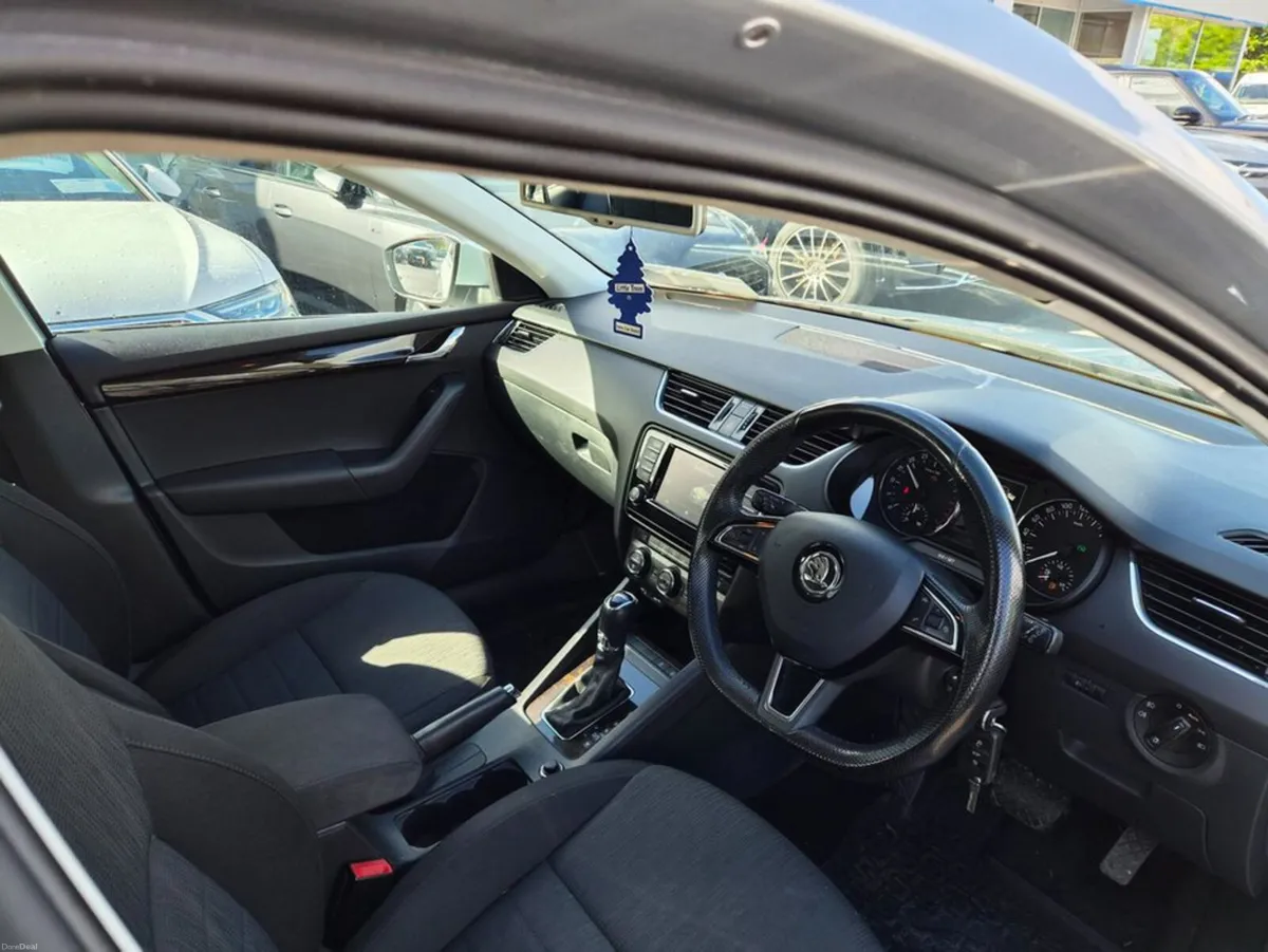Skoda Octavia Style 1.6tdi 110HP DSG AUTO - Image 4