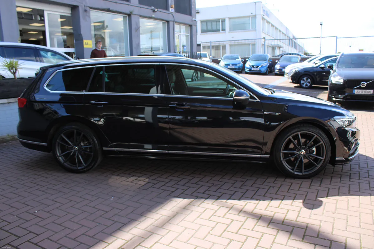2.0TDI 150BHP R-LINE (PAN ROOF) 5DR ESTATE AUTO // - Image 3