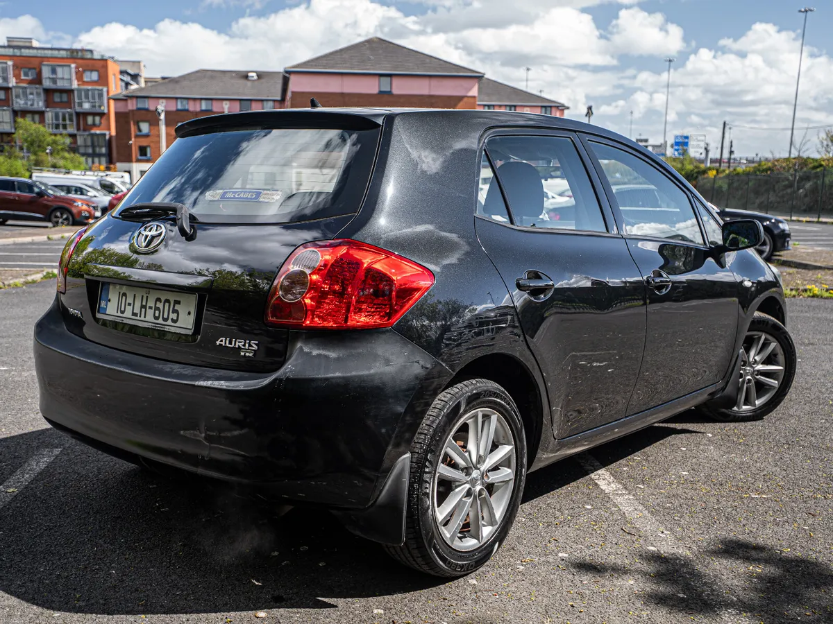 Toyota Auris 2010 - Image 2