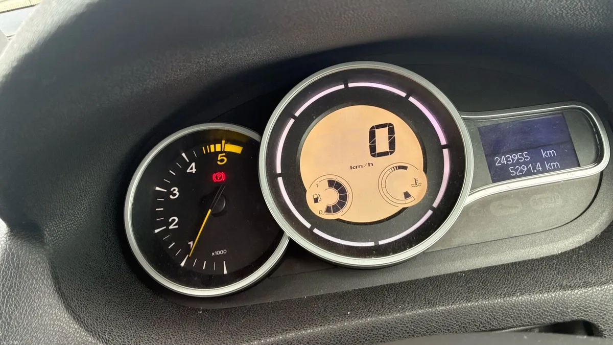 Renault Fluence 2011 - Image 2