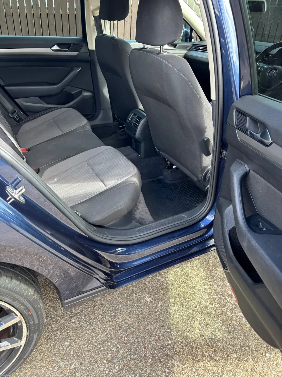 Volkswagen Passat 2016 - Image 3