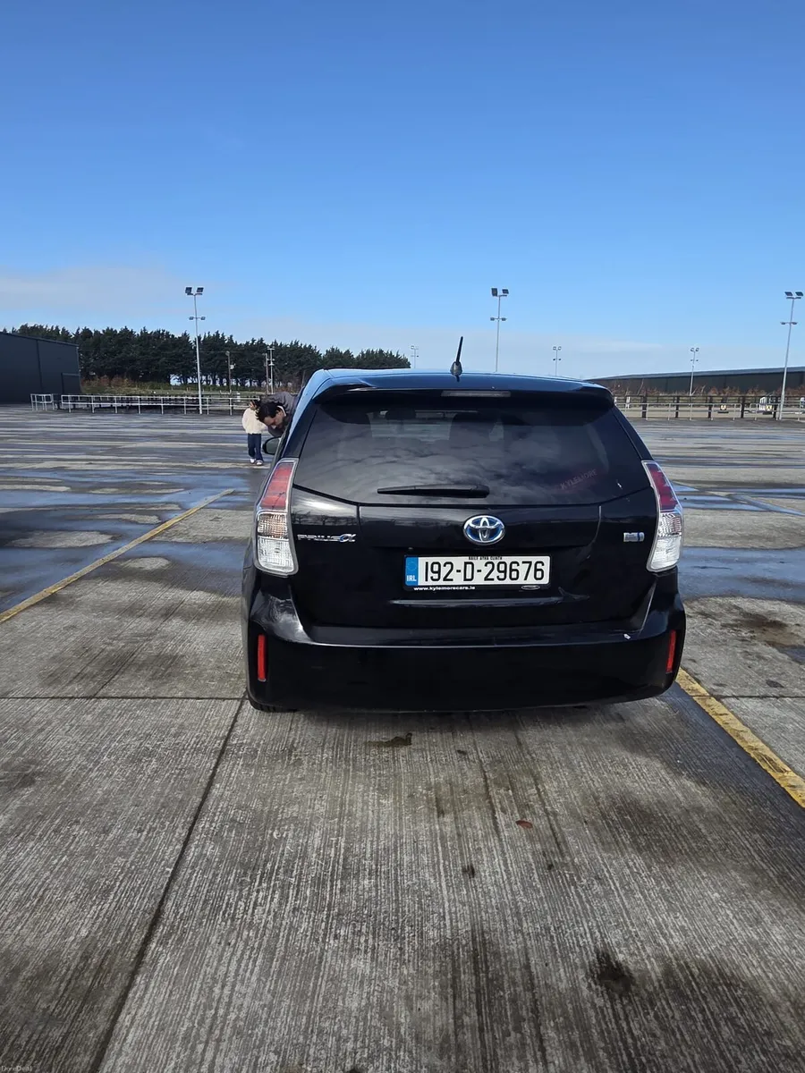 Car(Toyota Prius) - Image 2