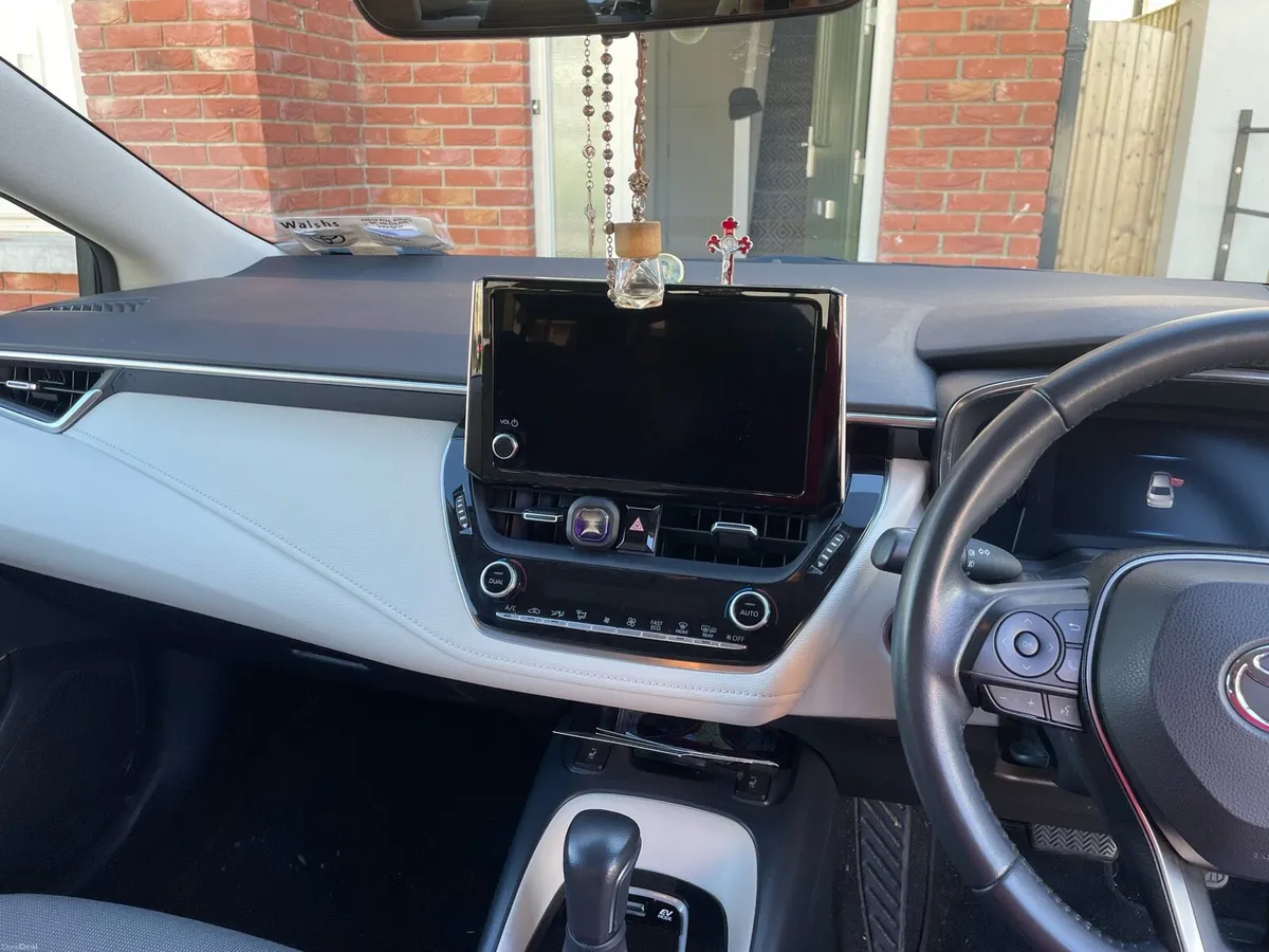 2023 Toyota Corolla Luna sport Hybrid - Image 4