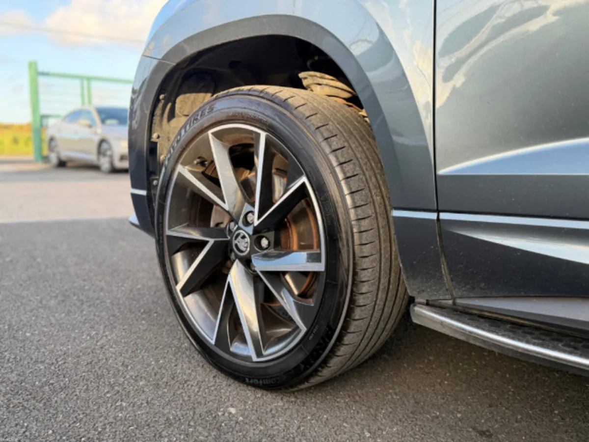 Skoda Karoq SPORTLINE TDI 4X4 *PANORAMIC SUNROOF* - Image 4
