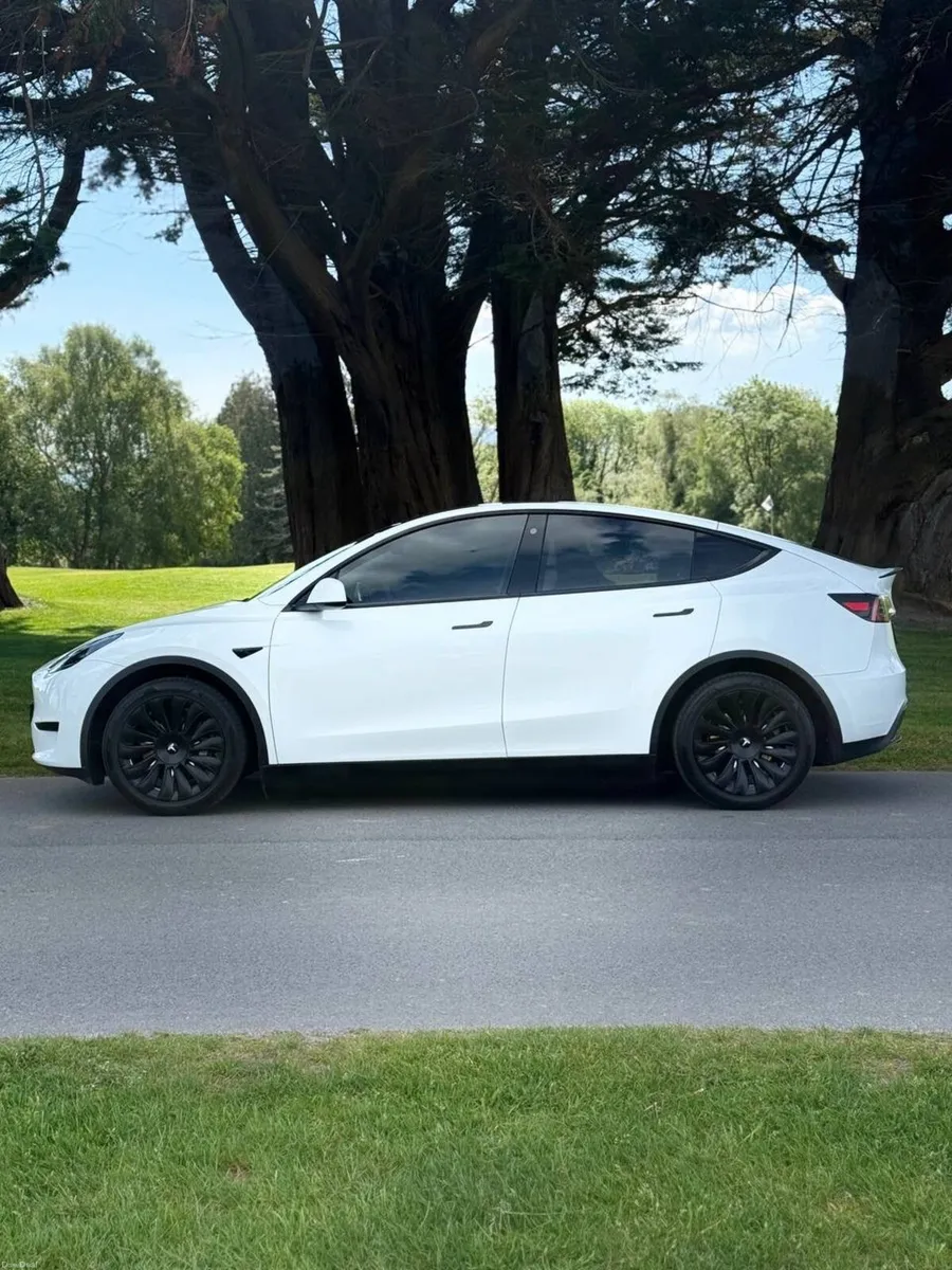 Tesla Model Y 2023 - Image 2