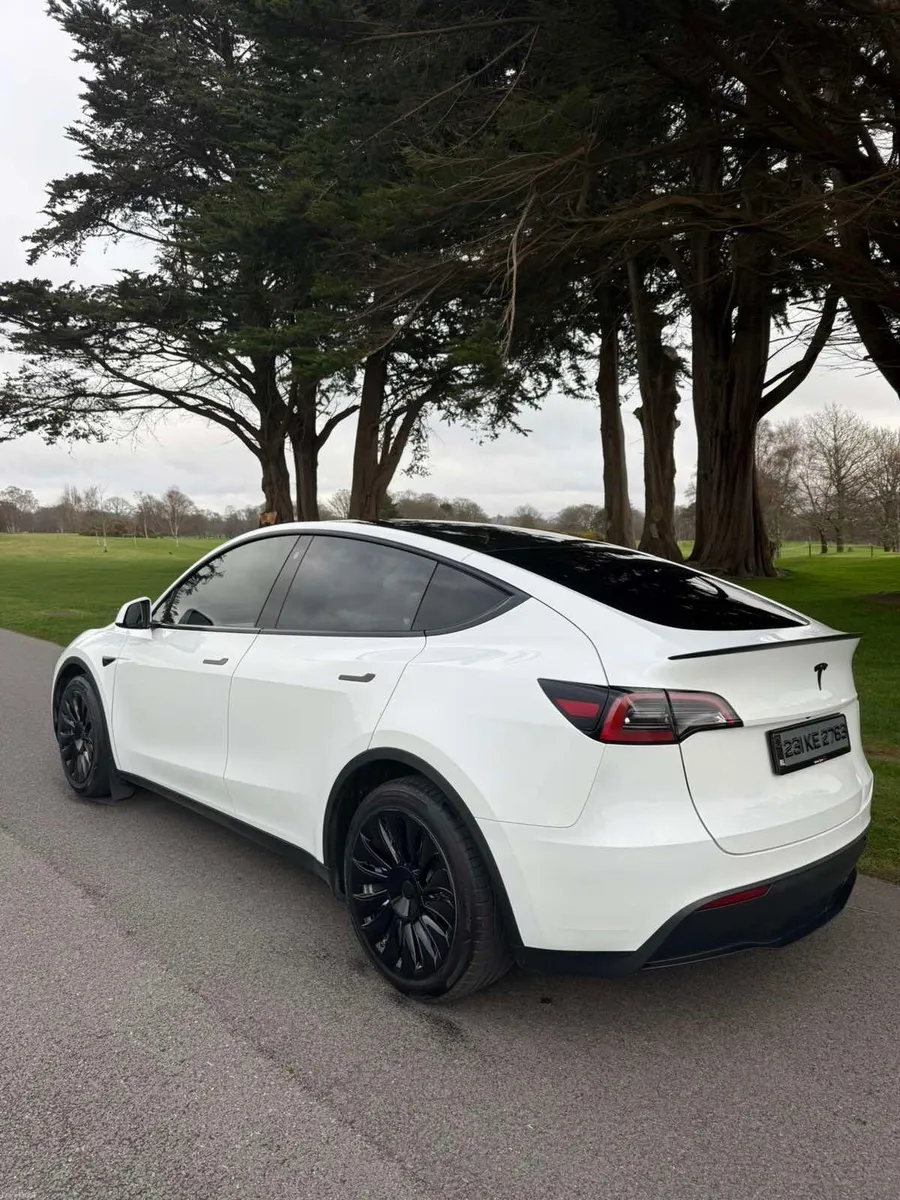 Tesla Model Y 2023 - Image 4