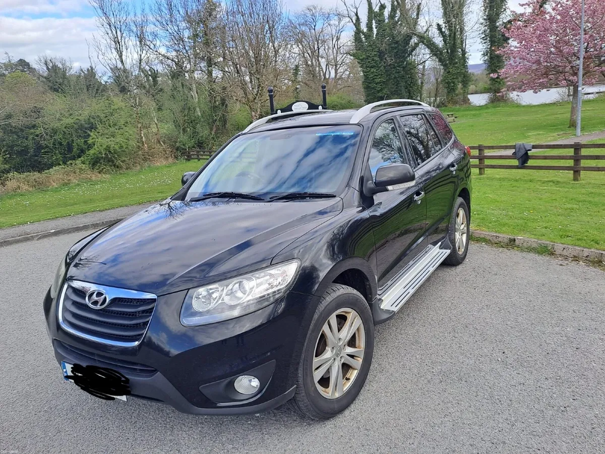 Hyundai Santa Fe 2011 - Image 2