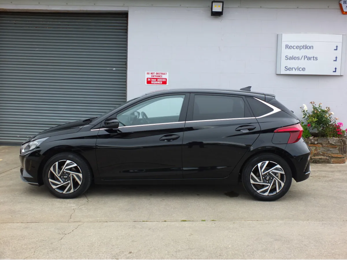 Hyundai i20 Deluxe Automatic - Image 3
