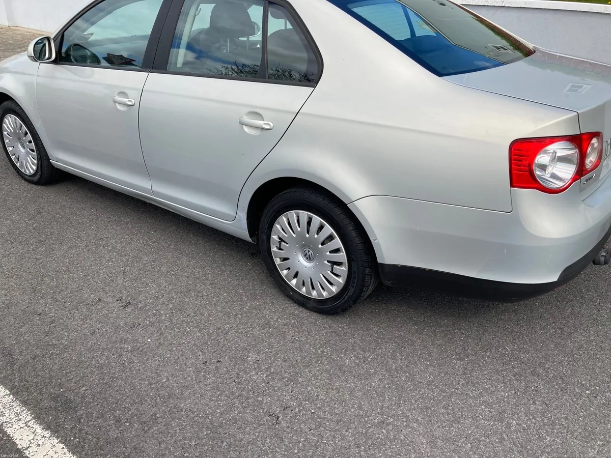 Volkswagen Jetta 2010 - Image 2