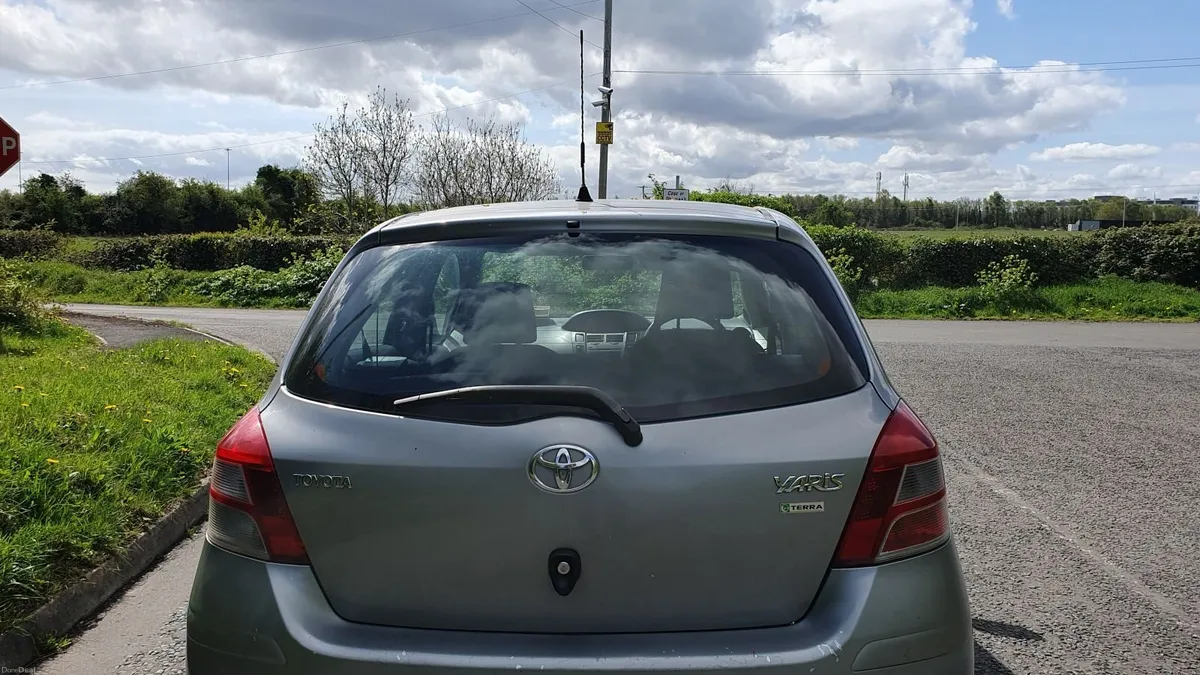 Toyota Yaris 2010 - Image 2