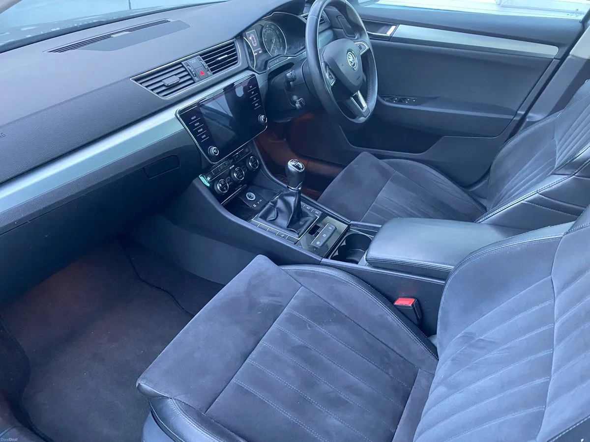 Skoda Superb 2.0 TDI SE Technology - Image 4
