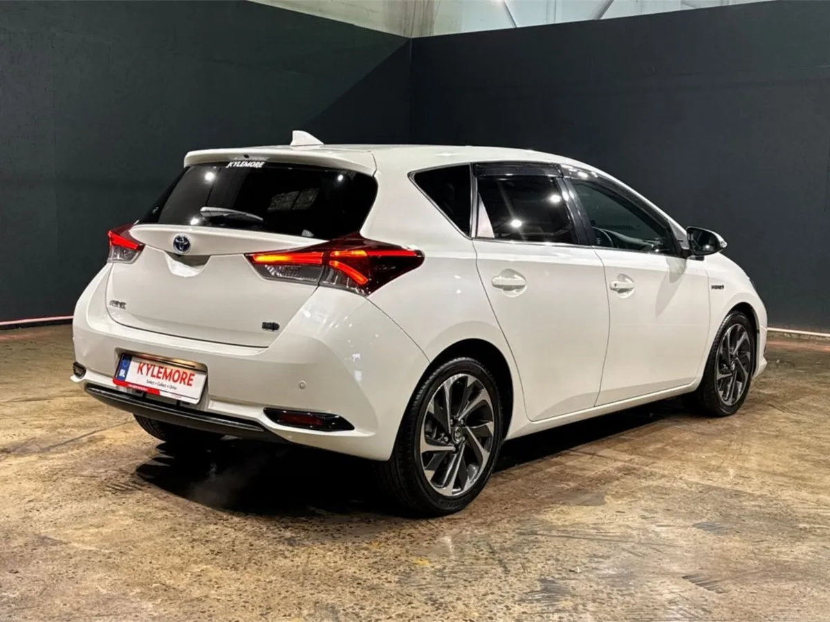 Toyota Auris HYBRID G PACKAGE - WHITE & BLACK LEAT - Image 4