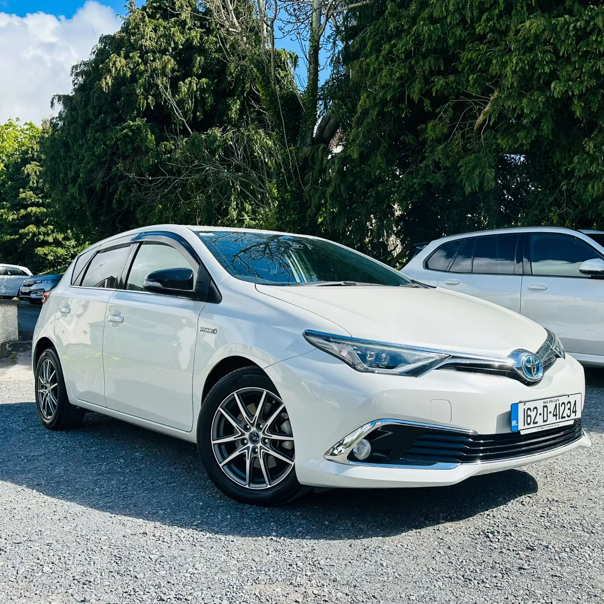 TOYOTA AURIS 2016 HYBRID 68000 KM ONLY - Image 1