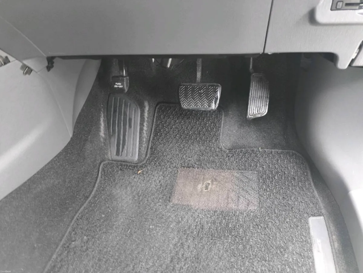 Toyota Prius Alpha - Image 2