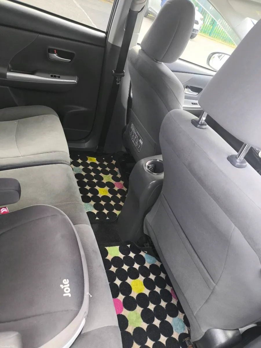 Toyota Prius Alpha - Image 4