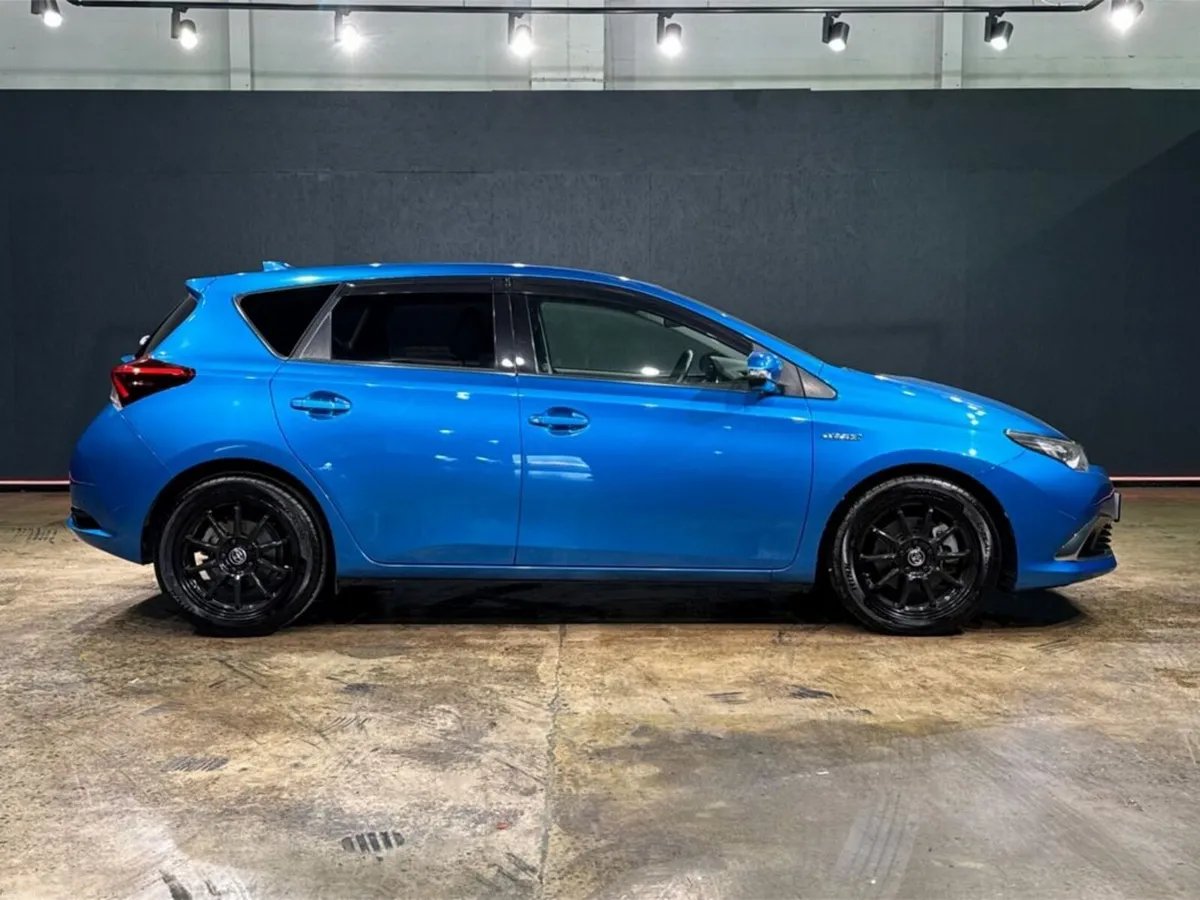 Toyota Auris 1.8 HYBRID - BLACK HALF LEATHER - ALL - Image 3