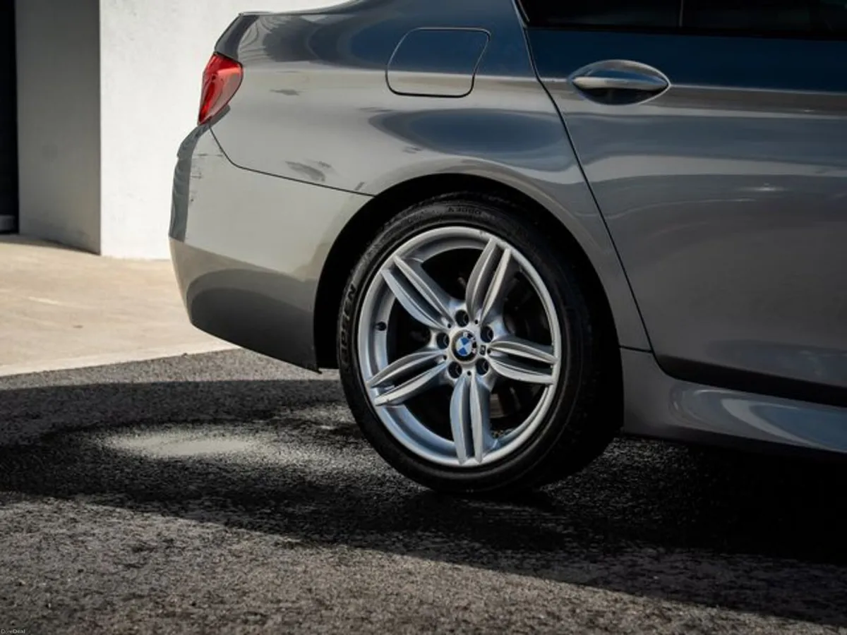 BMW 5-Series 520D M sport *SUNROOF* - Image 4