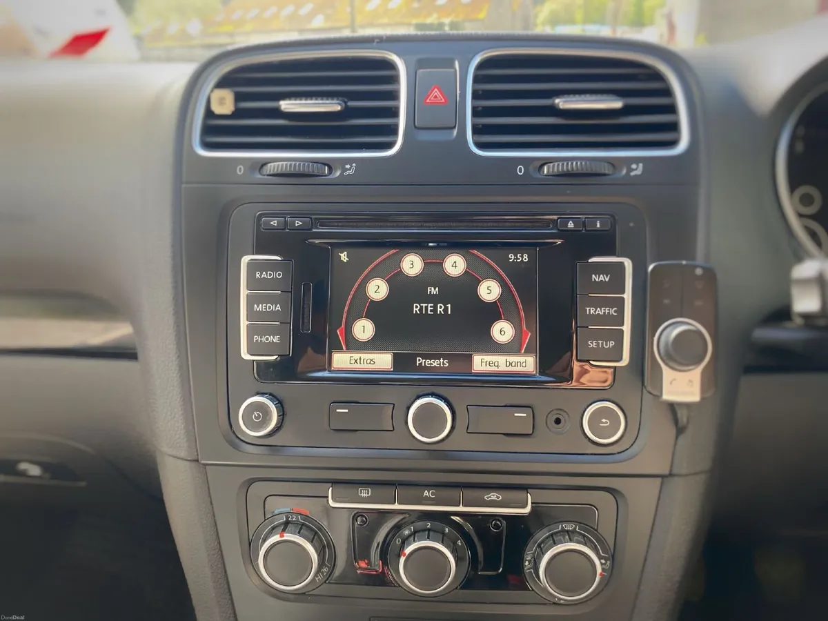 Volkswagen Golf 2010 - Image 2