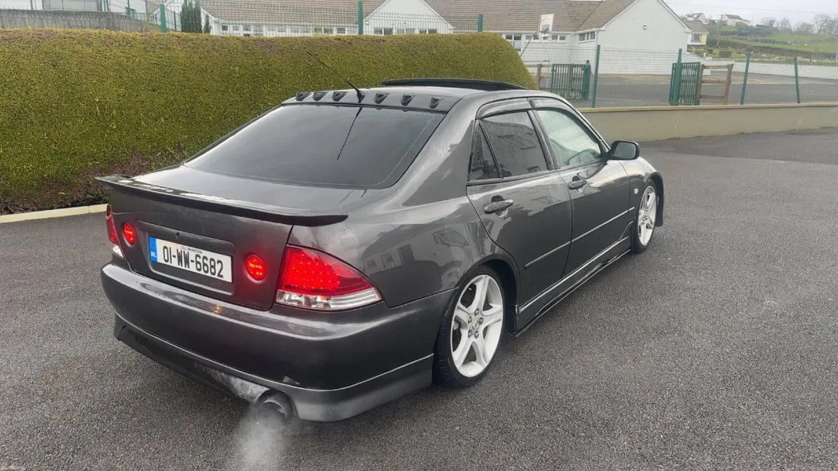 Lexus IS 2001 - Image 1