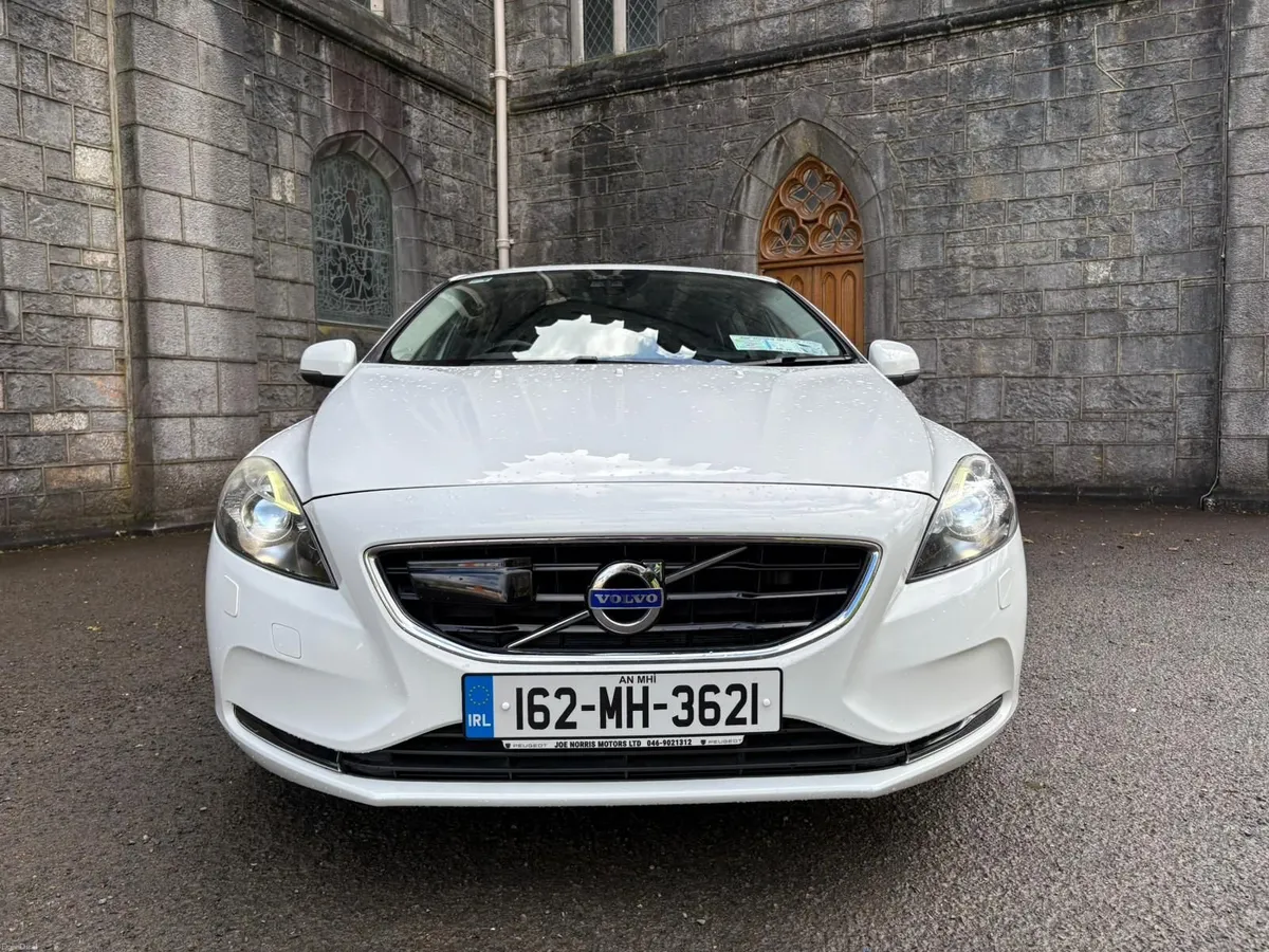 VOLVO V40 2.0 D AUTOMATIC LOW KMS - Image 2