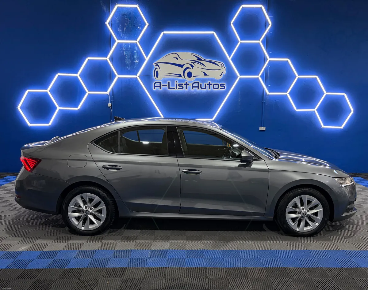 Skoda Octavia 2.0TDI DSG AMB / FINANCE AVAILABLE - Image 2