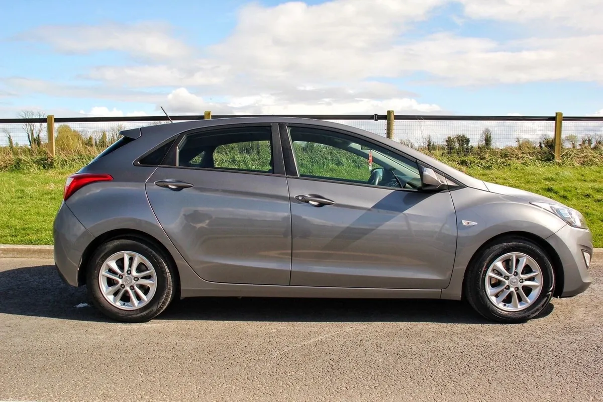 HYUNDAI i30 **NCT & Service** - Image 2