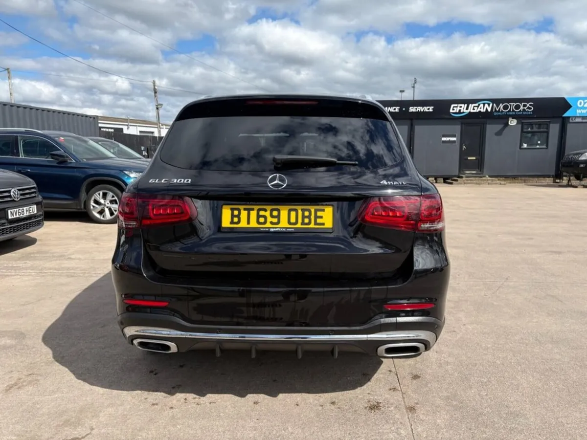 2019 Mercedes-Benz GLC 300 Hybrid - Image 4