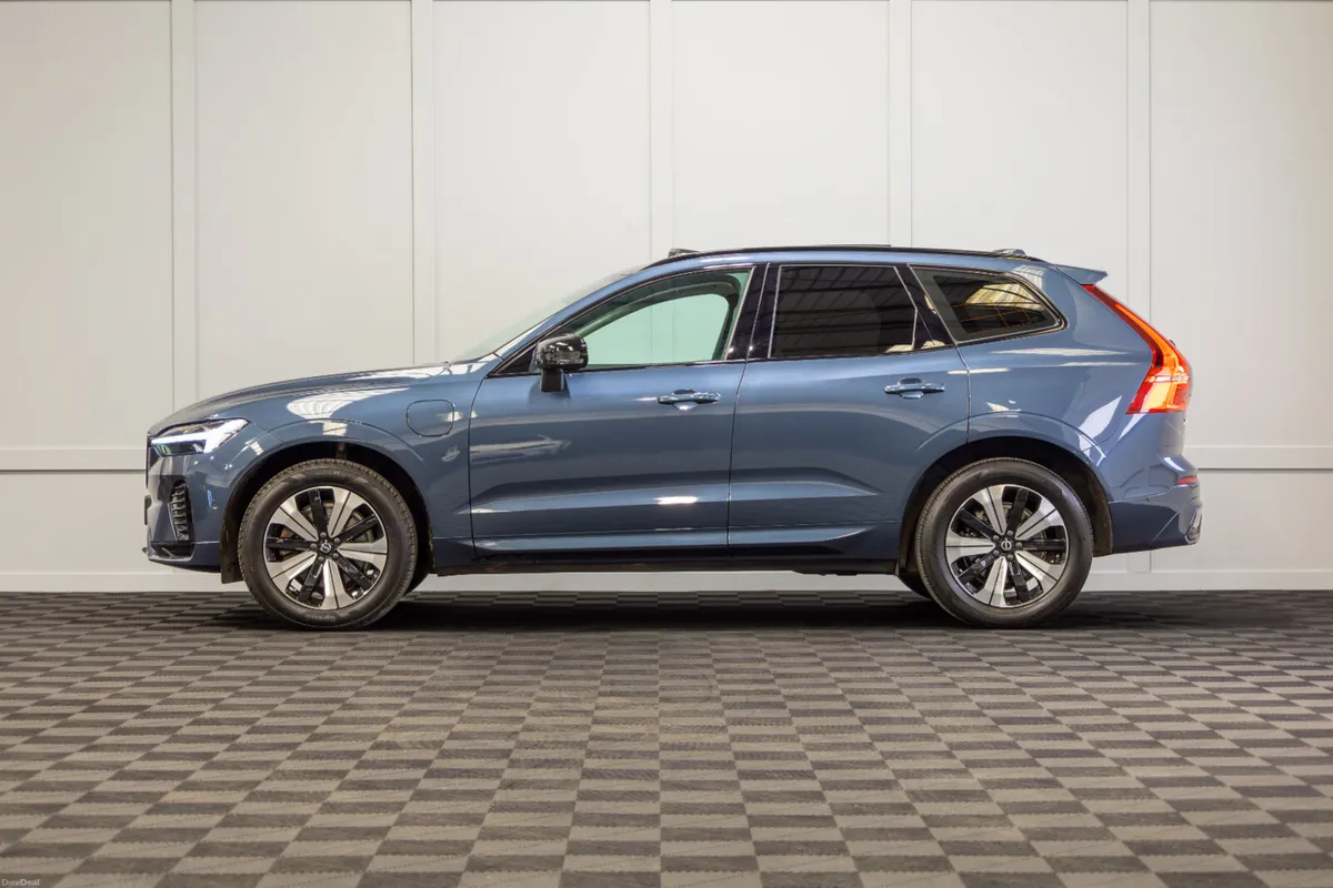 2024 Volvo XC60 Plus T6 Recharge Dark Theme - Image 3