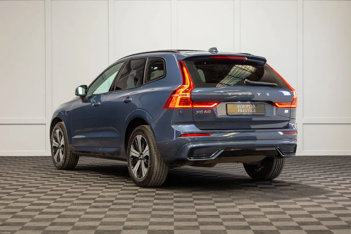2024 Volvo XC60 Plus T6 Recharge Dark Theme - Image 4