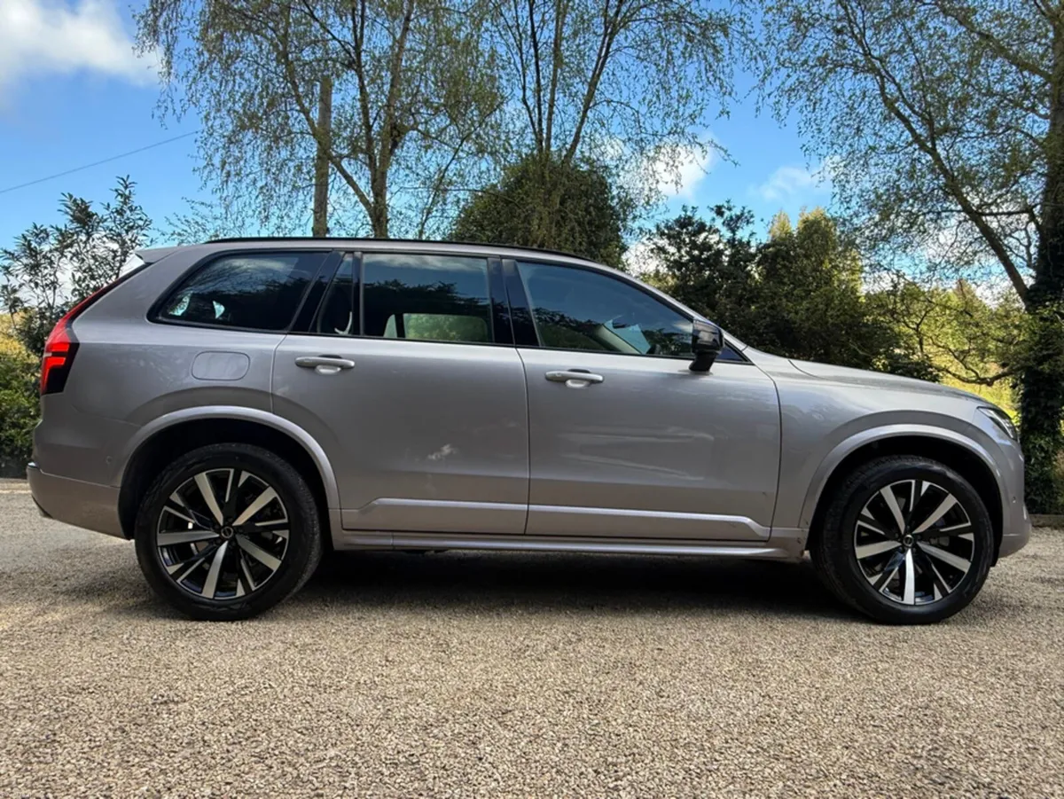 Volvo XC90 T8 AWD DARK PLUS *Panoramic Sunroof…Aur - Image 3