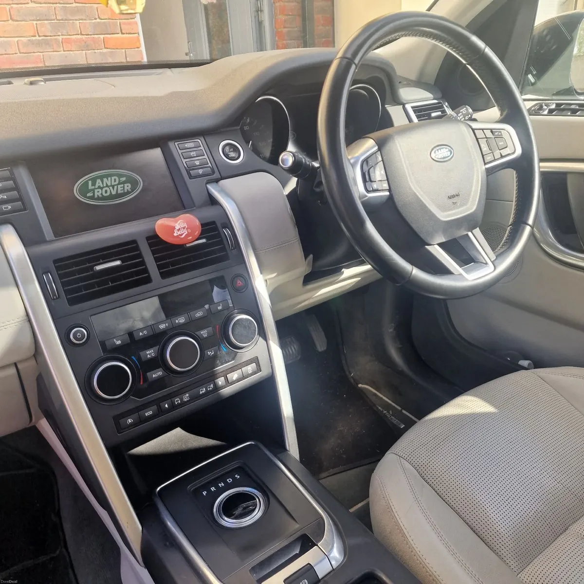 Land Rover Discovery Sport 2016 - Image 2