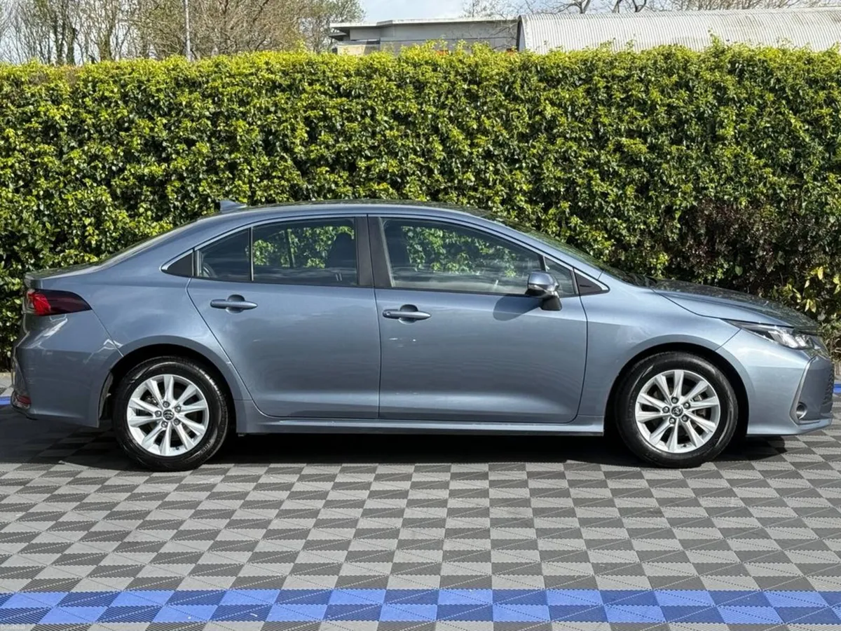 Toyota Corolla LUNA 1.8 HYBRID // APPLE CARPLAY/AN - Image 2
