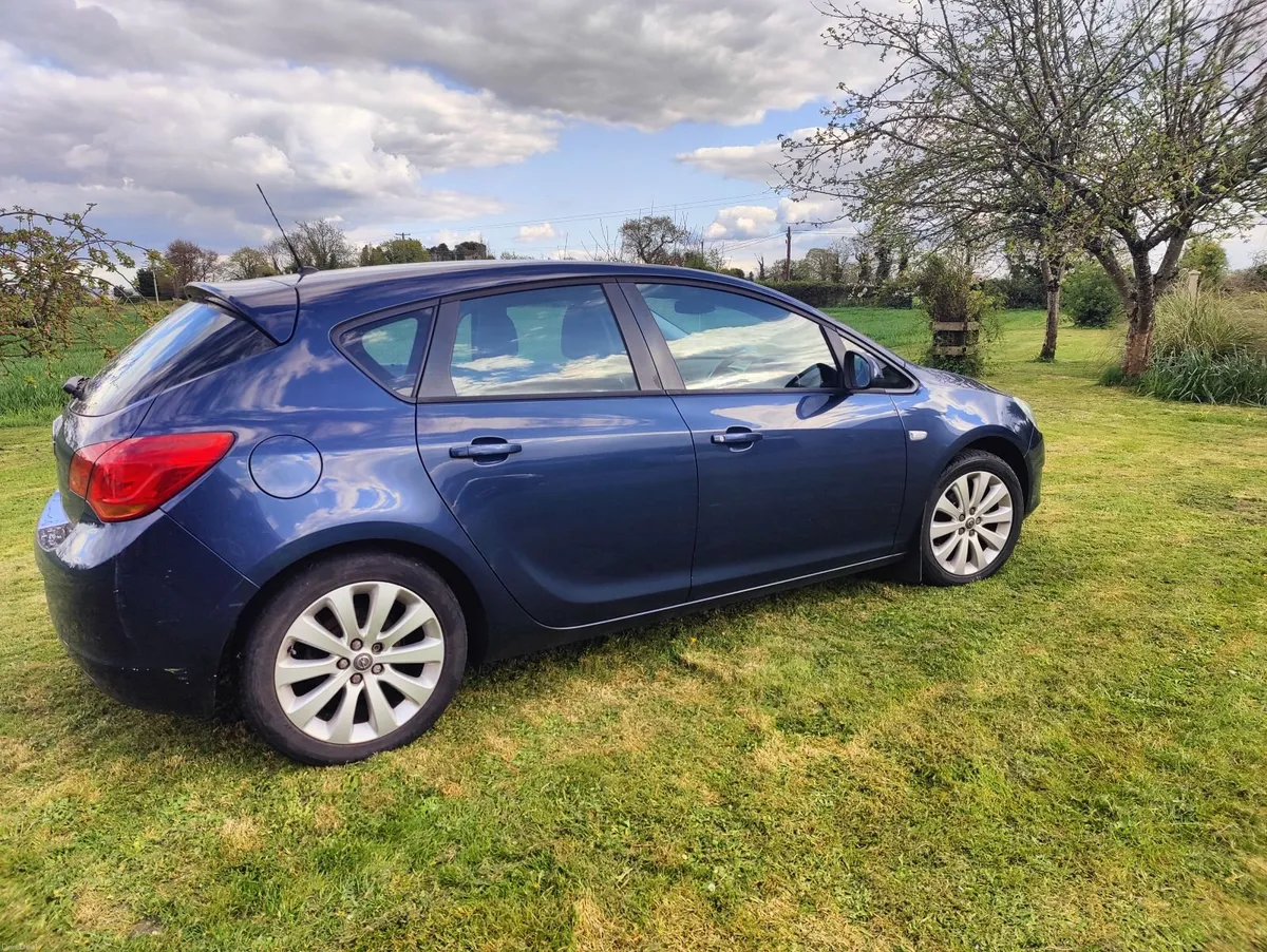 Opel Astra 2012 - Image 2