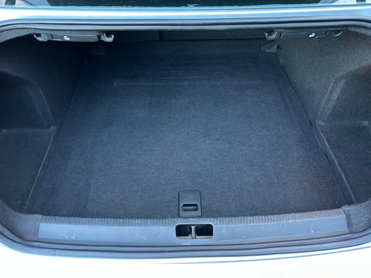 Volkswagen Passat 2011 - Image 2