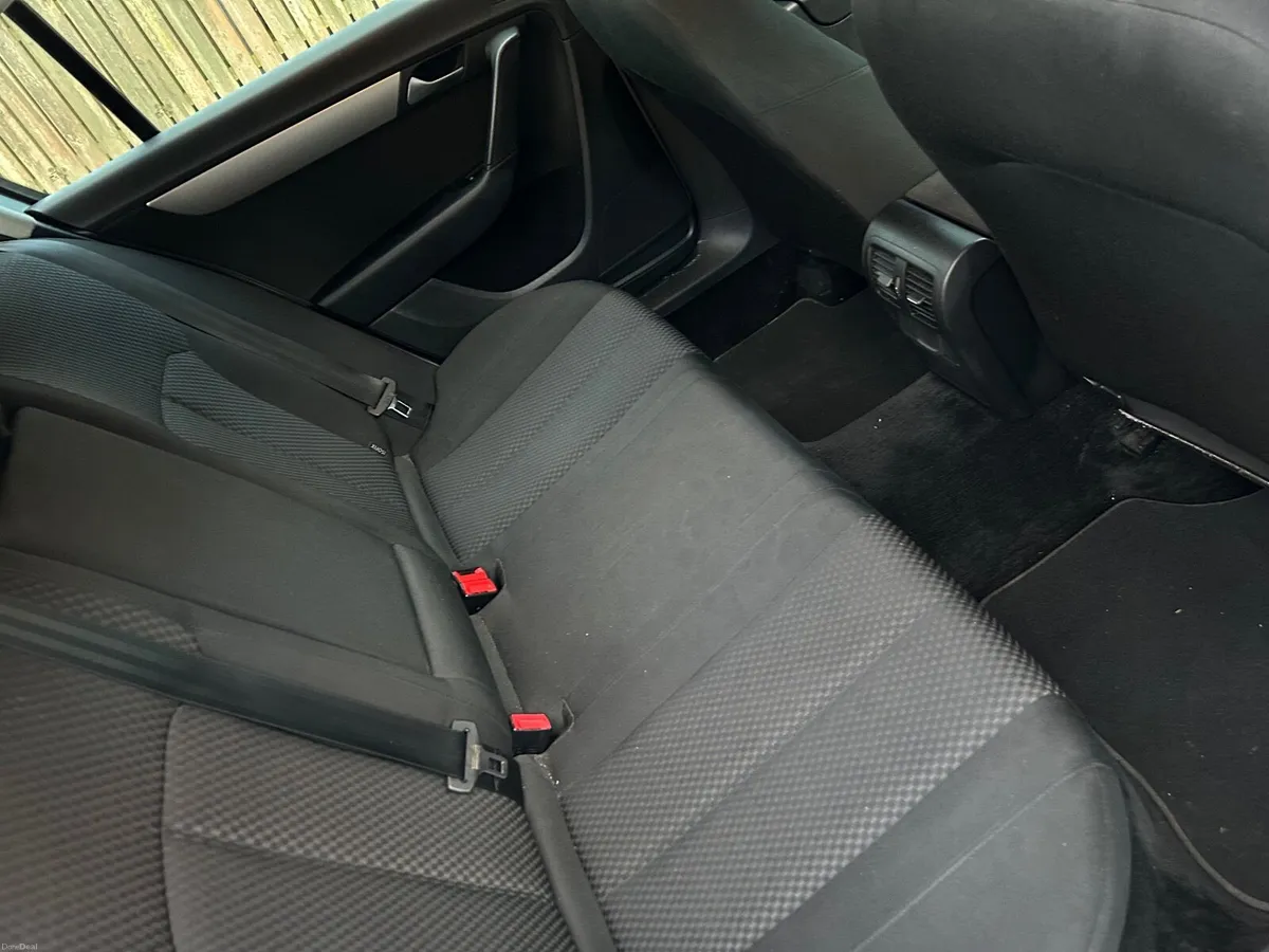 Volkswagen Passat 2011 - Image 4