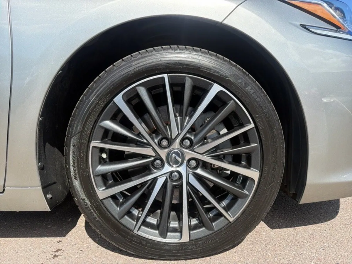 Lexus ES ES300h Dynamic - Image 5