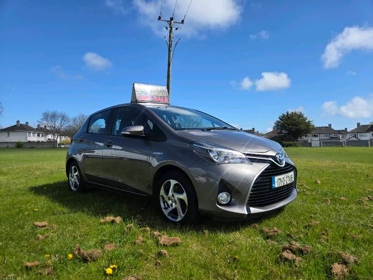 2017 TOYOTA YARIS HYBRID LUXURY LOW MILEAGE AUTO - Image 1