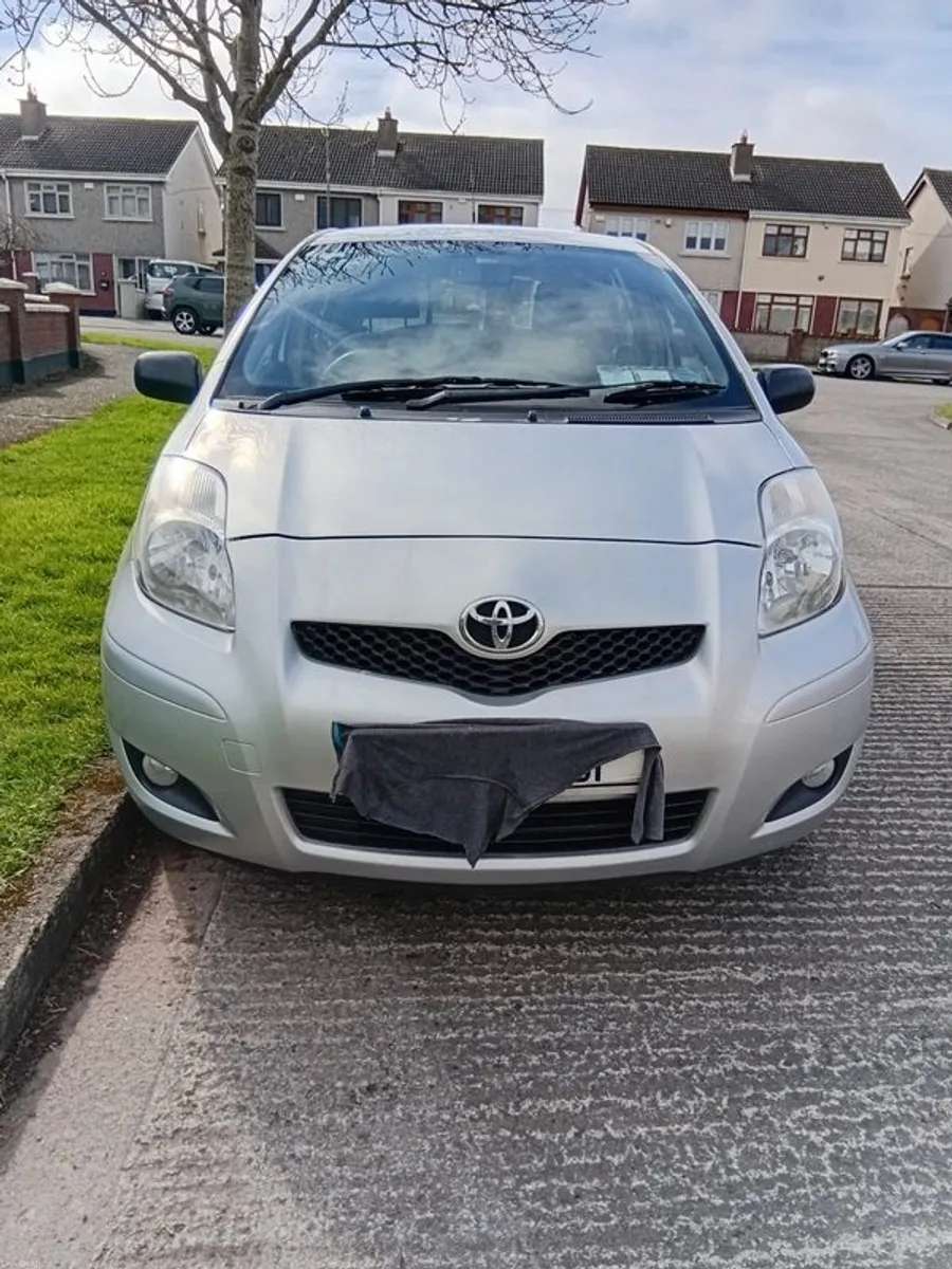 2011 Toyota Yaris - Image 2