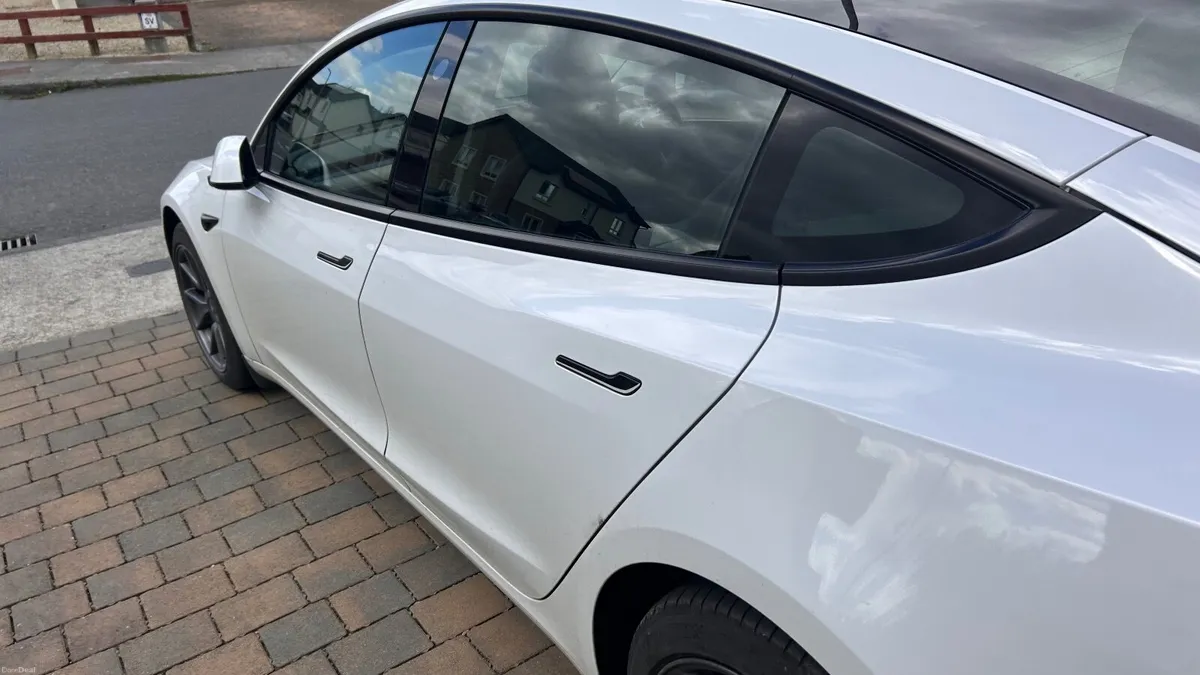 Tesla Model 3 2023 - Image 4