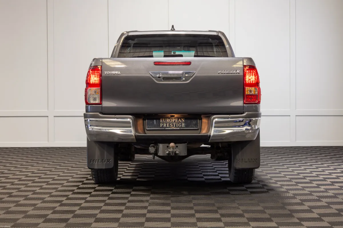 2025 Toyota Hilux SR5 5 Seat N1 Crewcab - Image 5