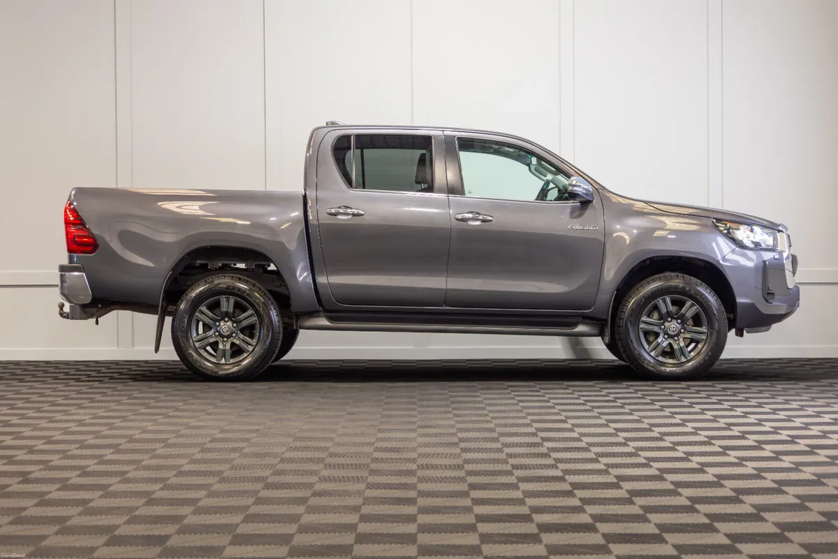 2025 Toyota Hilux SR5 5 Seat N1 Crewcab - Image 6