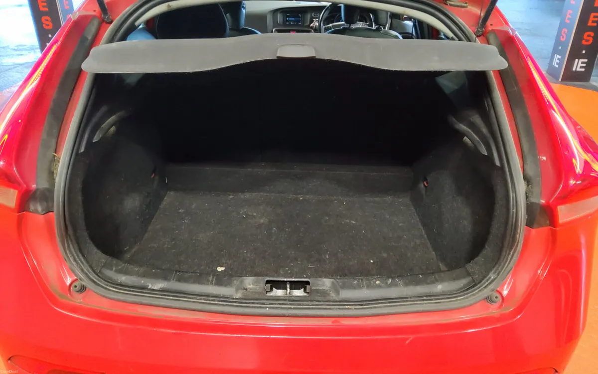 Volvo V40 2012 - Image 3