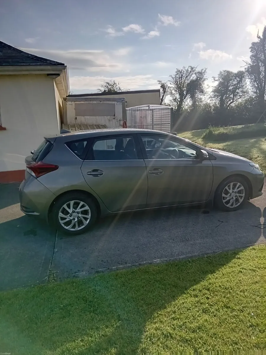 Toyota Auris 2018 - Image 2