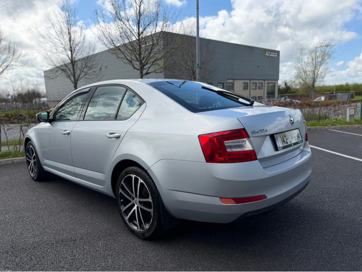 Skoda Octavia AMBITION 1.6 TDI FULL SERVICE HISTOR - Image 3