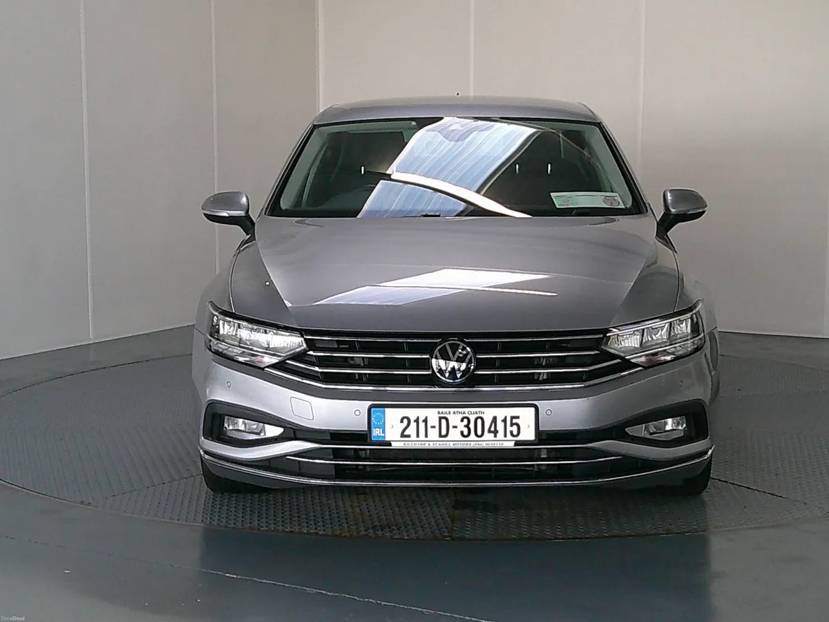 Volkswagen Passat 2021 - Image 2