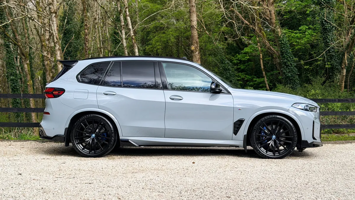 2024 (241) BMW X5 50E MSPORT LCI 490BHP *SKY LOUNG - Image 4
