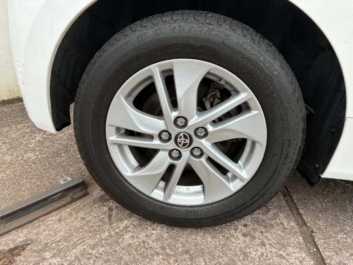 Toyota Yaris 1.5 HYBRID LUNA 4DR AUTO - Image 3